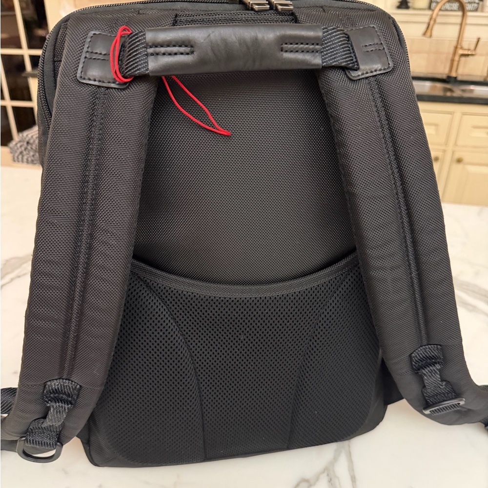 Black tumi backpack - Picture 2 of 6